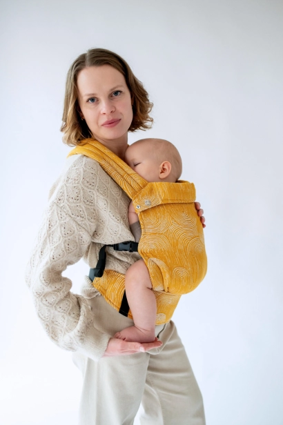 Nosidło ergonomiczne I QUSY Sand Stories MUSTARD STANDARD (3).png