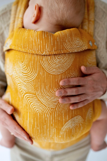 Nosidło ergonomiczne I QUSY Sand Stories MUSTARD STANDARD (5).png
