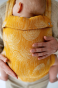 Nosidło ergonomiczne I QUSY Sand Stories MUSTARD STANDARD (5).png