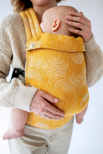 Nosidło ergonomiczne I QUSY Sand Stories MUSTARD STANDARD (7).png