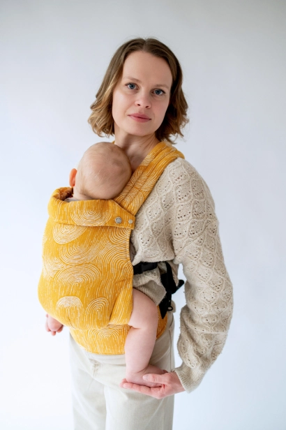 Nosidło ergonomiczne I QUSY Sand Stories MUSTARD STANDARD (8).png