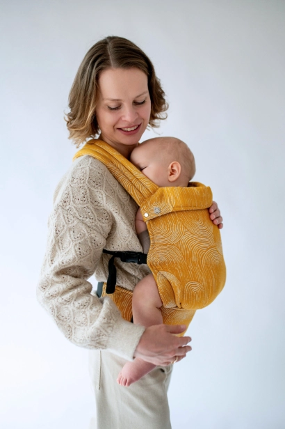 Nosidło ergonomiczne I QUSY Sand Stories MUSTARD STANDARD (13).png